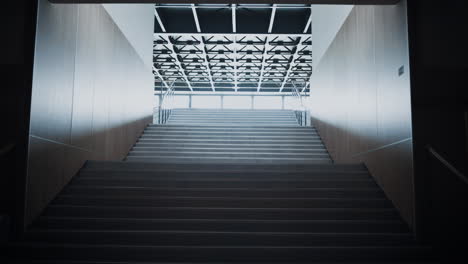 Moderne-Treppe,-Minimalistisches-Interieur-Auf-Dem-Campus.-Leere-Treppe-Mit-Geländer.