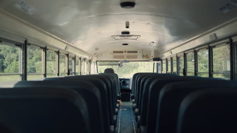 Primer-Plano-Interior-Del-Autobús-Escolar-Vacío.-Filas-De-Asientos-Dentro-Del-Transporte-Público-De-Seguridad.