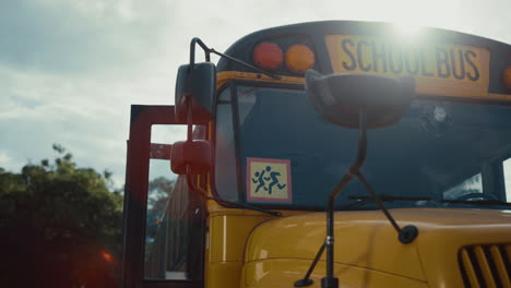 Schulbusschildbild,-Laufende-Kinder,-Nahaufnahme.-Schüler-Sicherheitsfahrzeug-Auf-Dem-Parkplatz