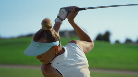 Golfspieler-Trainingskurs-Im-Country-Club.-Sportlerin-Schlägt-Golfball.