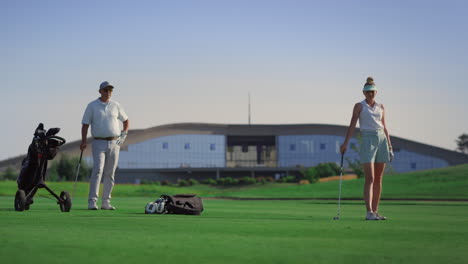 Los-Golfistas-De-Lujo-Disfrutan-Jugando-En-Calles-Al-Aire-Libre.-Stand-De-Grupo-Deportivo-En-Curso-Verde