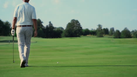Atleta-Profesional-Jugando-Golf-Al-Aire-Libre.-Hombre-Caminando-Campo-De-Golf-En-Verano