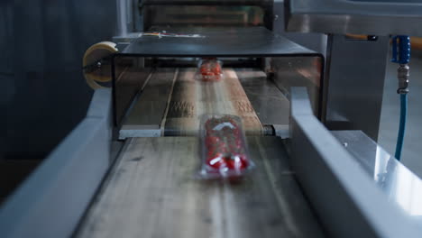 Tomato-packing-conveyor-machine-transporting-fresh-organic-packs-automatically