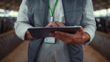 Inhaber-Eines-Agrarunternehmens-Mit-Touch-Tablet-Bildschirm,-Nahaufnahme-Der-Hände.-Moderne-Landwirtschaftliche-Technologie