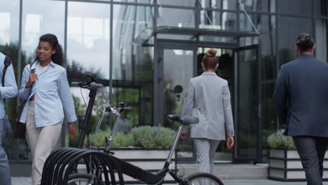 Estacionamiento-Compartido-Con-Bicicleta-Scooter-Eléctrica-En-El-Moderno-Centro-De-Oficinas-De-Negocios.