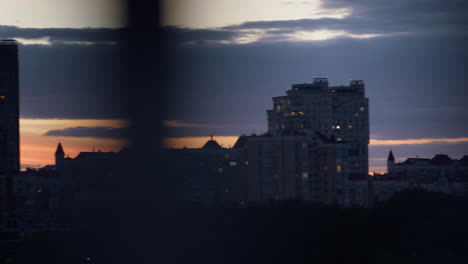 Wohngebiet-Bei-Sonnenuntergang,-Abendzeit,-Drohnenaufnahme.-Moderne-Hochhäuser