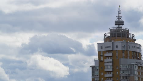 Nubes-Grises-Rodando-Sobre-La-Ciudad-Antes-De-La-Lluvia.-Disparo-De-Drone-De-Torre-De-Edificio-Residencial