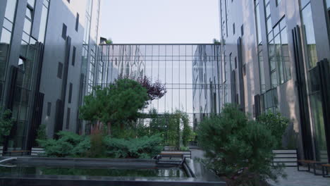 Außenansicht-Eines-Modernen-Glasgebäudes.-Panoramafenster-Reflektieren-Den-Klaren-Himmel-Am-Morgen