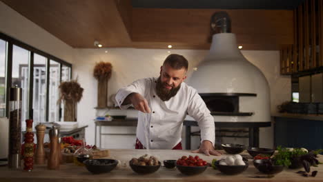 Chef-Experimentado-Cocina-Receta-Tradicional-De-Harina-En-El-Restaurante.-Hombre-Horneando-En-Cafe