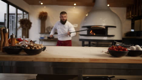 Chef-Hombre-Cocinando-Pizza-Comida-Italiana-En-Cocina-Profesional-Restaurante-Estufa.