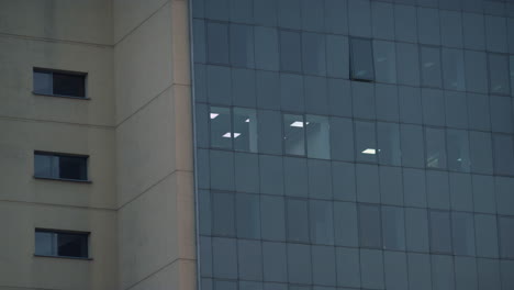 Außenbeleuchtung-Aus-Glas-Eines-Bürogebäudes-Im-Raum,-Drohnenaufnahme.-Immobilien-In-Der-Innenstadt.
