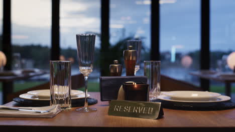 Luxusrestaurant-Reservierter-Tisch-Im-Modernen-Abendcafé-Der-Stadt.-Abendessen-Konzept.