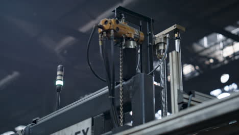 Fabrikautomatische-Maschinensignalbeleuchtung-Bei-Der-Industriellen-Förderbandherstellung.