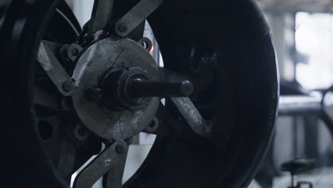 Detaillierter-Reifenproduktionsprozess-Mit-Industrieroboter-Maschinengummiband