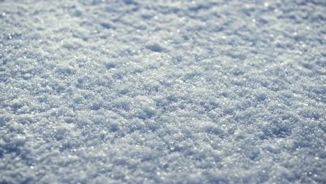 Funkelnde-Weiße-Schneekristalle-Bedecken-Den-Boden-Im-Winter-Aus-Nächster-Nähe.-Schnee-Scheint.