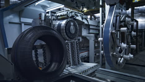 Reifen-Auf-Technologischer-Anlage-Mit-Moderner-Industriemaschine,-Die-Automatisch-Arbeitet