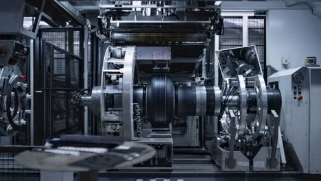 Fabricación-De-Máquinas-Robóticas-Automatizadas-De-Producción-De-Neumáticos-En-Un-Almacén-De-Automóviles