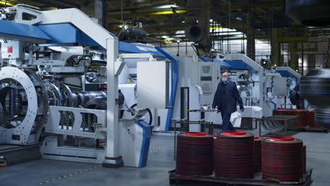 Arbeiter-In-Der-Reifenfabrik,-Die-Neue-Gummiprodukte-Herstellt-Und-Die-Produktion-Kontrolliert