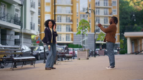 Niña-Feliz-Grabando-Un-Video-De-Baile-De-Moda-Para-Una-Cuenta-De-Redes-Sociales-En-La-Calle.