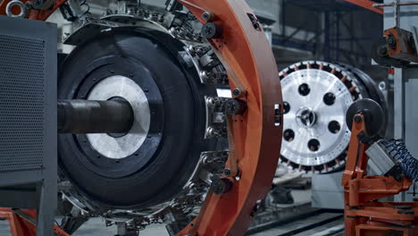 Roboter-Reifenfabrikmaschine-In-Der-Technologischen-Fertigung-Mit-Hintergrundarbeiter