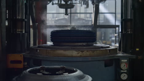 Fabrik-Reifenherstellungsmaschine,-Die-Neue-Produktion-In-Einer-Modernen-Werkstatt-Stanzt