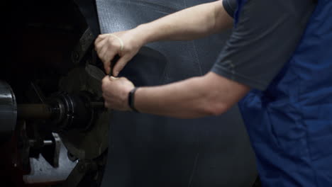 Mitarbeiter-Der-Reifenherstellung-übergibt-Gummiband-An-Technologischer-Maschine