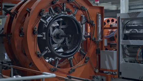 Automatisierter-Arbeitsprozess-Der-Reifenproduktionsmaschine-In-Der-Industriellen-Fertigung