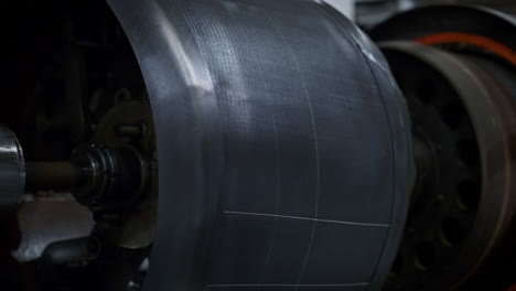 Arbeiter-In-Der-Reifenherstellung,-Der-An-Einer-Technologischen-Werkstattautomatikmaschine-Arbeitet