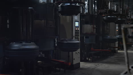 Reifenfabriklagerung-Mit-Modernen-Geräten-In-Technologischer-Fabrikanlage