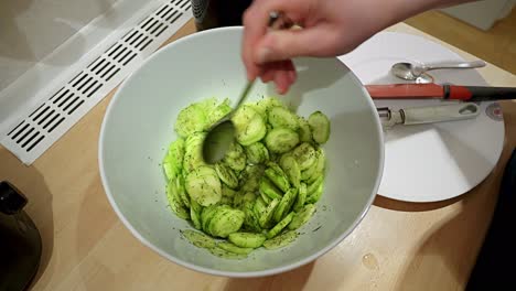 Gurkensalat-In-Einer-Weißen-Schüssel-Mit-Einem-Löffel-Umrühren