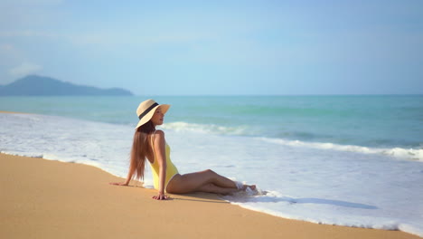 Hermosa-Mujer-Sentada-En-Una-Playa-Tropical-Aislada,-Escena-Marina-Paradisíaca