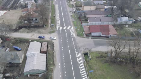 Paisaje-De-Carretera-Con-Vehículos-Que-Viajan-Y-Zona-Residencial-En-El-Condado-De-Vrancea,-Rumania
