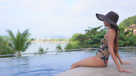 Modelo-Sexy-Asiática-Que-Tiene-Unas-Vacaciones-Alegres-En-El-Resort-De-Pattaya