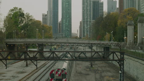 Un-Tren-Viaja-Con-Edificios-En-El-Fondo-En-Cámara-Lenta