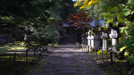 Muñeca-Lenta-Dentro-De-Los-Terrenos-Del-Templo-Japonés-Durante-Los-Colores-Del-Otoño