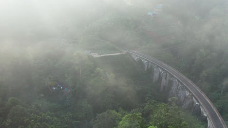 Imágenes-Aéreas-Del-Puente-De-9-Arcos-Durante-La-Mañana-Brumosa-En-Ella,-Sri-Lanka