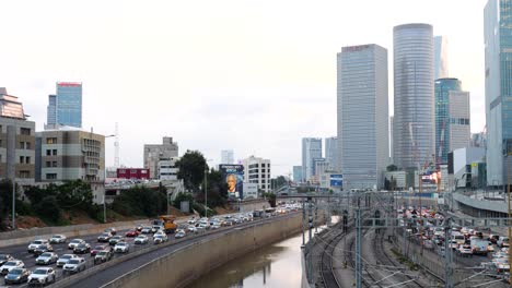 Zwei-Wege-nicht-Kollidierender-Täglicher-Stoßverkehr-Auf-Der-Autobahn-20-Ayalon-Israel