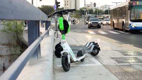 Letzte-Meile-Pendeln-Elektro-Kalk-Roller-In-Ayalon-Tel-Aviv-Unbeaufsichtigt-Gelassen