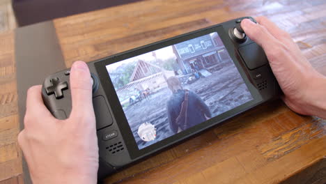 Nahaufnahme-Des-Spielens-Von-Red-Dead-Redemption-2-Auf-Einem-Dampfdeck-Handheld-Videospielsystem,-Während-Es-Auf-Einem-Tisch-Ruht