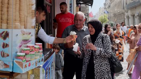 Las-Imágenes-Muestran-La-Interacción-Del-Heladero-Con-Una-Pareja-Musulmana-Mayor-En-La-Calle-Taksim,-Que-Se-Ríe-Y-Disfruta-De-La-Actuación-Del-Heladero