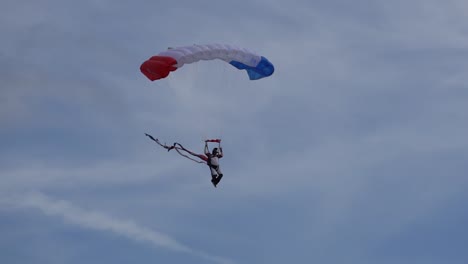 Un-Paracaidista-Llega-Al-área-De-Aterrizaje-Objetivo-En-Wings-Over-Houston-Airshow-En-2021