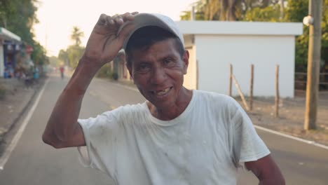 Plano-Medio-Del-Hombre-Guatemalteco-Sonriendo-A-La-Cámara,-De-Pie-En-La-Calle-Al-Atardecer