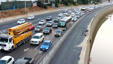 Langsam-Fahrende-Pendler-Bei-Gush-Dan-Ayalon-Tel-Aviv