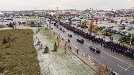 Vista-Aérea-De-La-Ruta-De-La-Procesión-Para-El-Funeral-Del-Oficial-De-Policía-Caído-En-Barrie,-Canadá