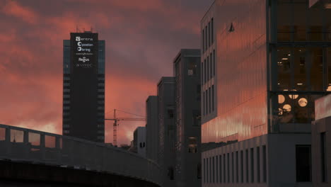 Edificio-De-Correos-De-Oslo-En-La-Puesta-De-Sol-Roja