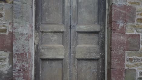 Primer-Plano-De-Una-Puerta-De-Madera-Desgastada-En-La-Iglesia-De-St-James-En-Gales