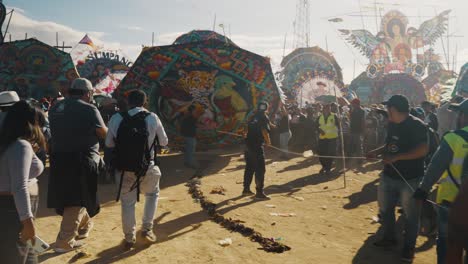 Grupo-De-Hombres-Preparándose-Para-Lanzar-Una-Cometa-Gigante-En-El-Evento-Anual-En-El-Festival-De-Cometas-De-Sumpango-En-Sumpango,-Guatemala