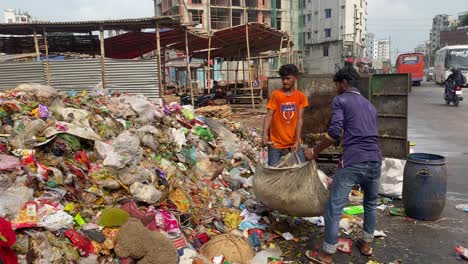 Dos-Niños-Pequeños-Que-Trabajan-En-Peligrosas-Condiciones-Antihigiénicas-En-La-Pila-De-Basura