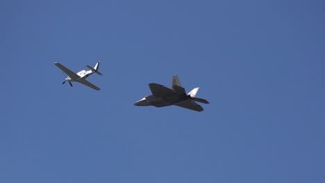 Un-Vuelo-Heredado-De-Un-Mustang-P51,-Y-El-Avión-De-Combate-Más-Avanzado-De-Los-Estados-Unidos,-El-F-22-Raptor,-En-Un-Sobrevuelo-Durante-Las-Alas-Sobre-El-Espectáculo-Aéreo-De-Houston-2021