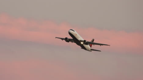 Blick-Auf-Ein-Isoliertes-Flugzeug,-Das-Am-Himmel-Abhebt,-Das-Flugzeug-Während-Des-Starts-Dreht-Und-Manövriert